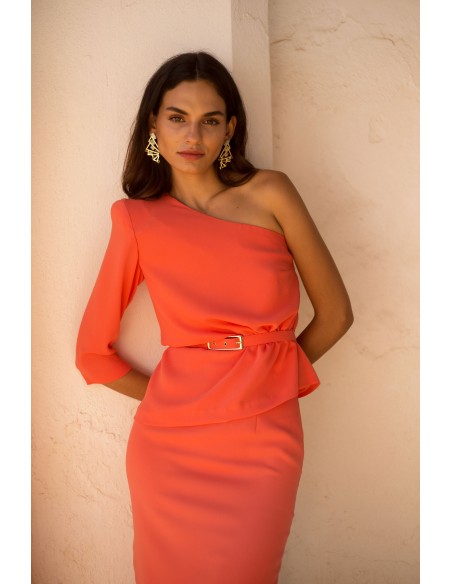 Conjunto con top asimétrico y falda midi de tubo