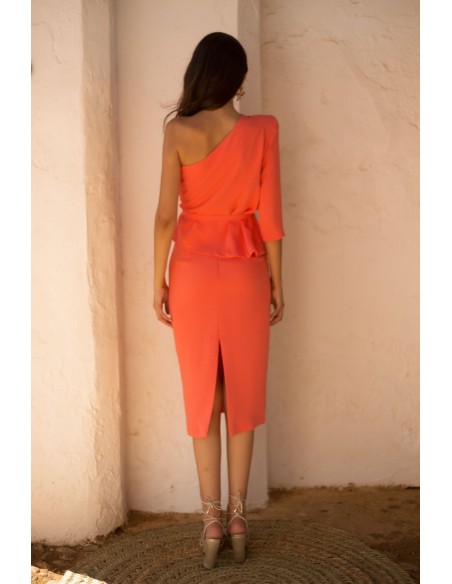 Conjunto con top asimétrico y falda midi de tubo