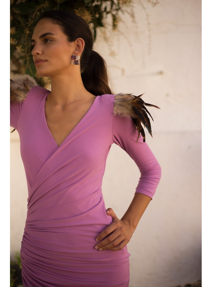Vestido midi con escote cruzado y detalle plumas