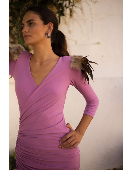 Robe midi avec encolure croisée et détails de plumes