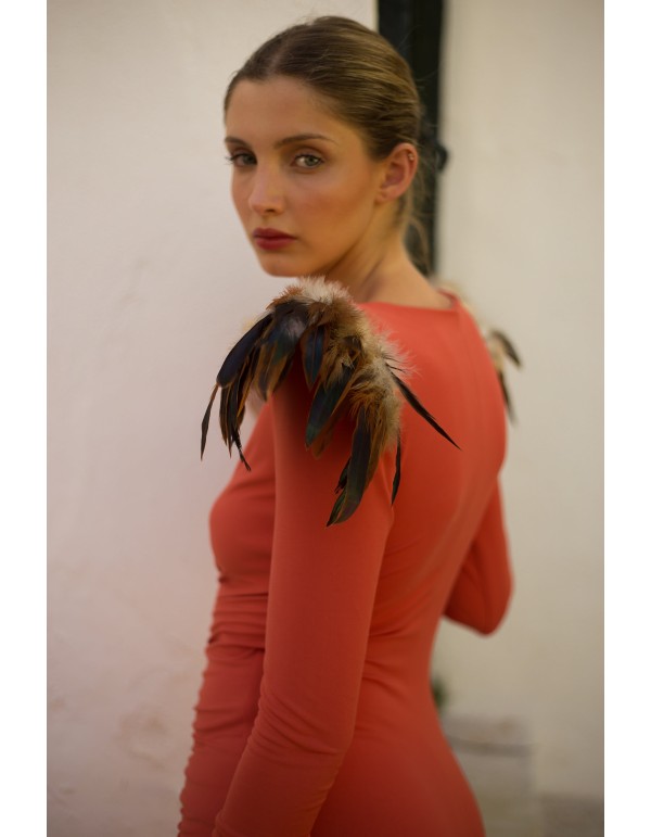 Vestido de fiesta midi con detalle en los hombros de plumas 2