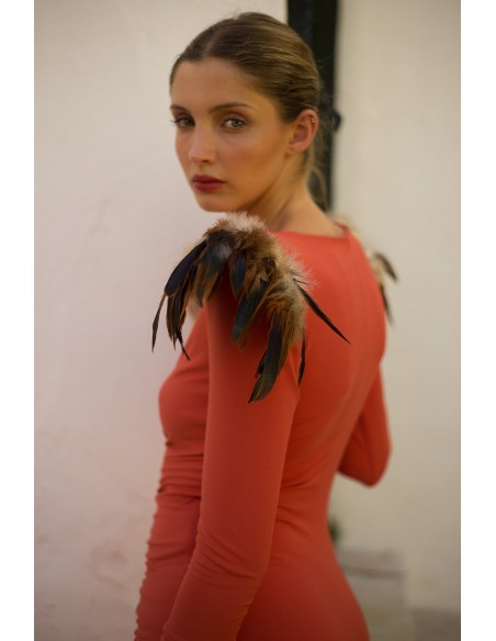 Robe midi avec encolure croisée et détails de plumes