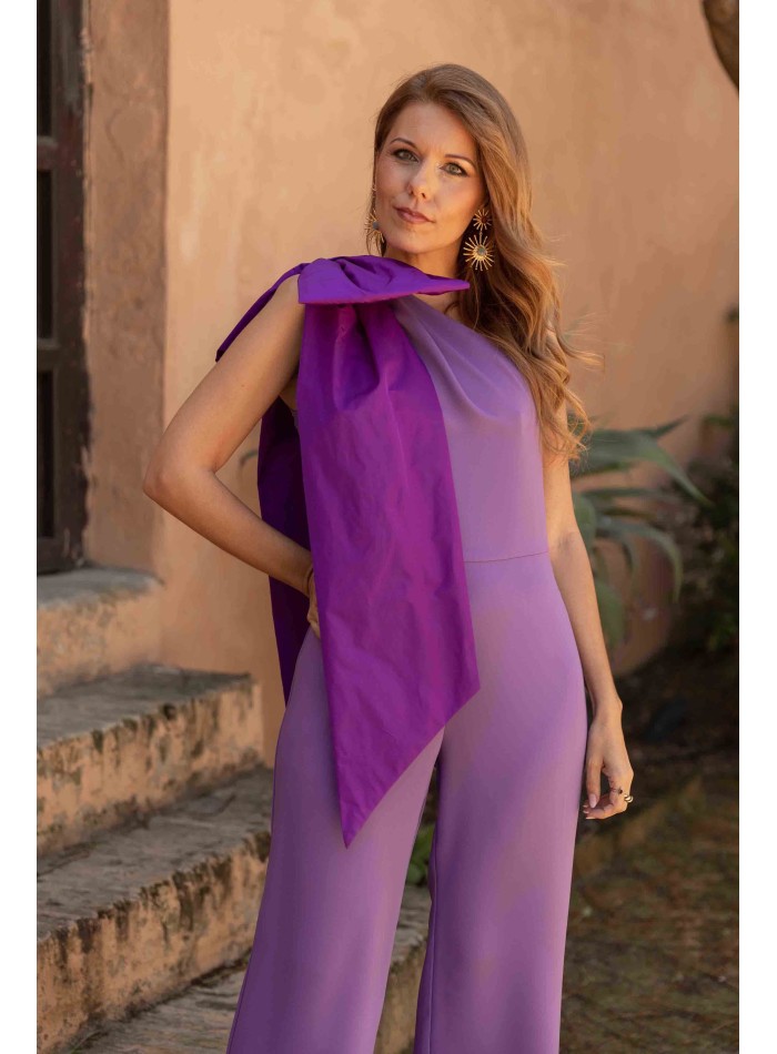 Mono de fiesta largo morado con maxi lazada al hombro