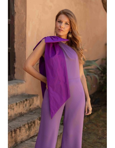 Combinaison de fête longue violette avec maxi laçage sur l'épaule