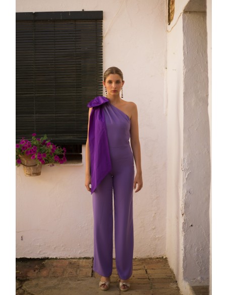 Mono de fiesta largo morado con maxi lazada al hombro