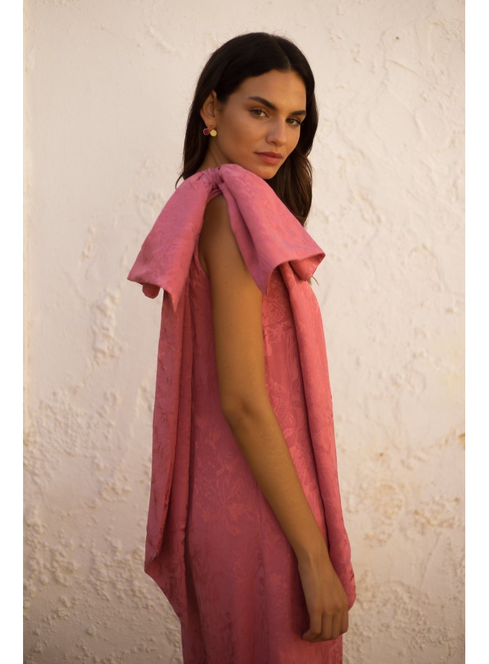 Robe longue avec volants et maxi nœud sur l'épaule