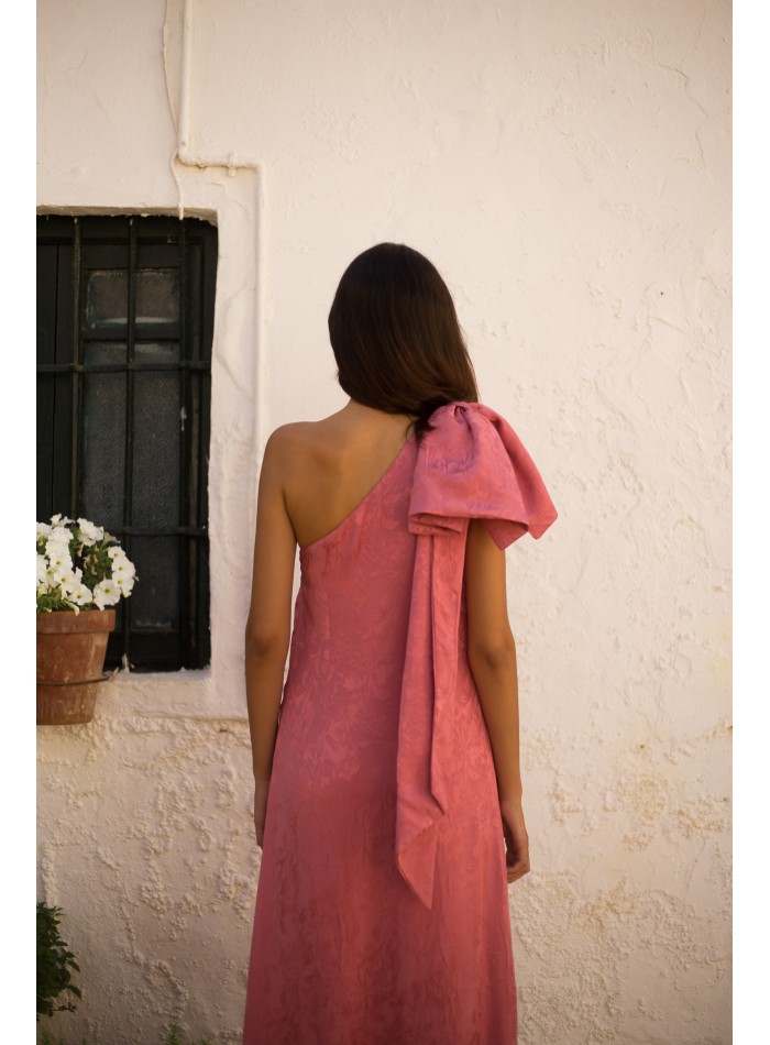 Robe longue avec volants et maxi nœud sur l'épaule