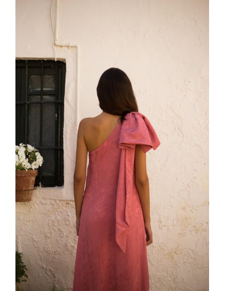 Robe longue avec volants et maxi nœud sur l'épaule