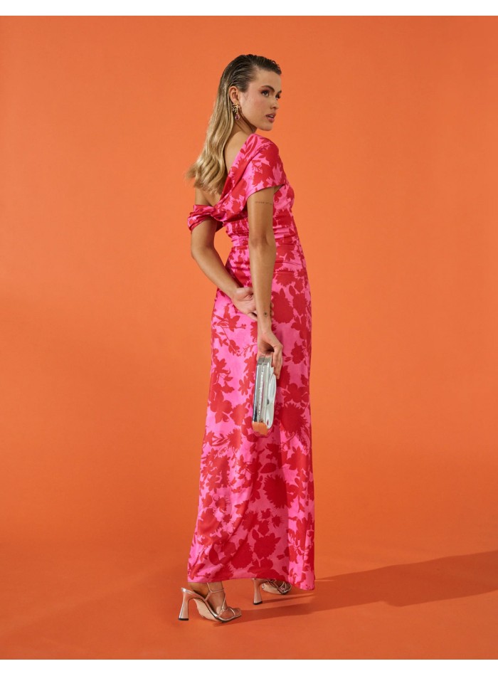 Vestido de fiesta largo con estampado floral y escote bardot en rosa y rojo