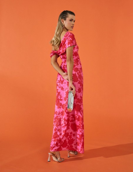 Vestido de fiesta largo con estampado floral y escote bardot en rosa y rojo