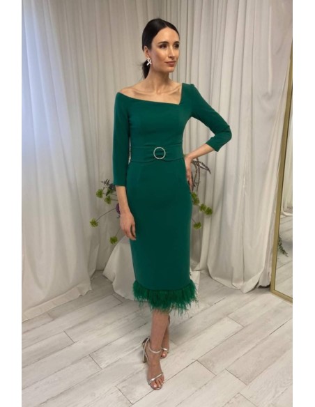 Vestido de fiesta midi con detalle cinturon y bajo de plumas verde botella