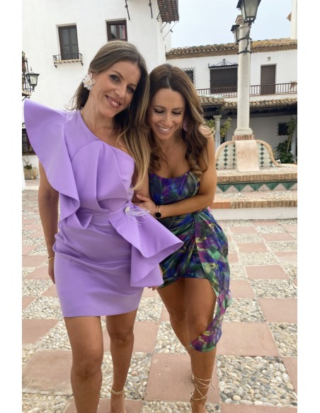 Robe courte de soirée avec maxi volants et ornementation de bijoux