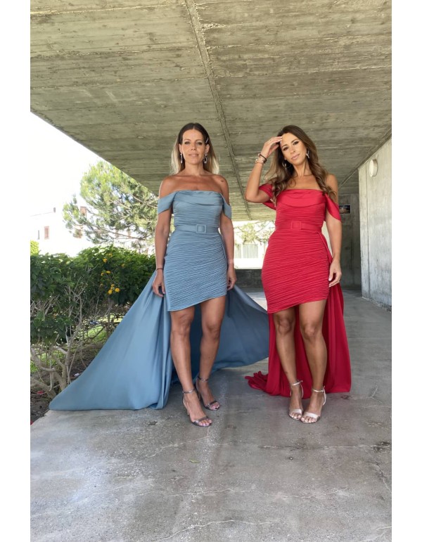 Vestido de fiesta con capa y escote bardot con cuerpo...