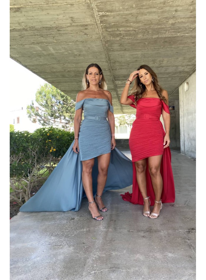 Vestido de fiesta con capa y escote bardot con cuerpo drapeado