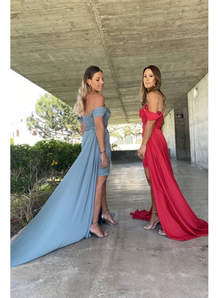 Vestido de fiesta con capa y escote bardot con...