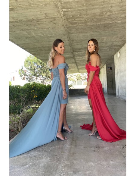 Robe de bal à capuchon avec encolure bardot et corsage drapé