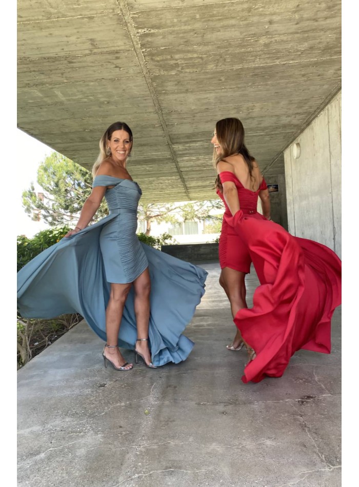 Vestido de fiesta con capa y escote bardot con...