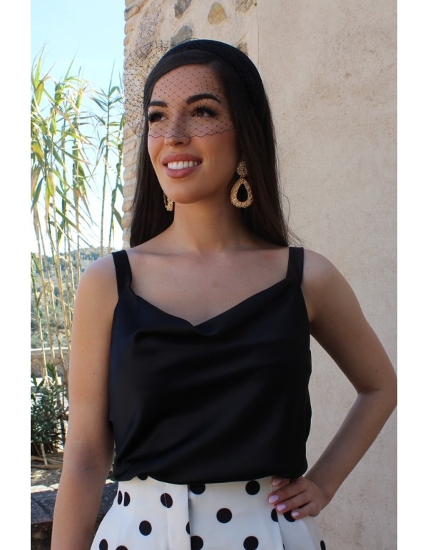 Top de tirantes negro con escote en V