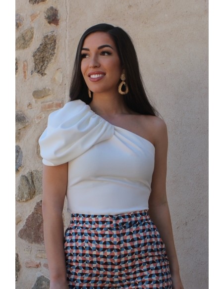 Top de fête blanc à encolure asymétrique et drapé sur l'épaule