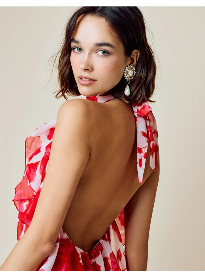 Vestido de festa comprido, fluido, estampado, com decote haltere e costas abertas