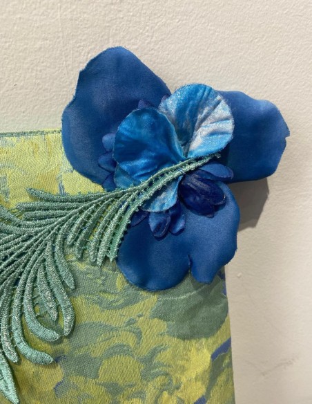 Pochette de fête en jaquard bleu et vert avec embellissement floral