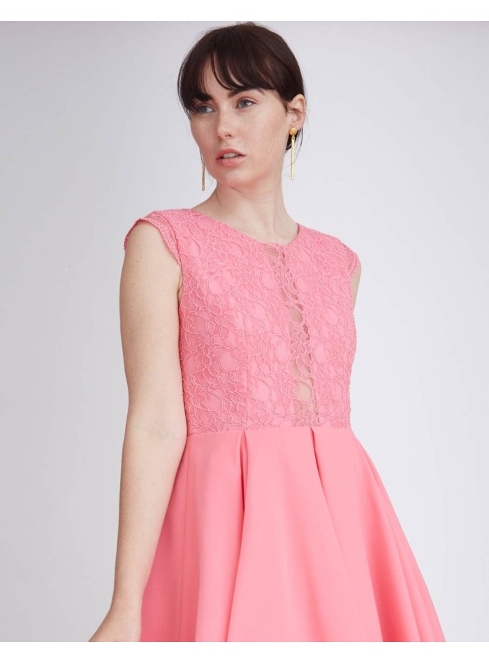 Vestido de cóctel rosa con vuelo y cuerpo de encaje. Vestido de cóctel juvenil de Lauren Lynn London para INVITADISIMA