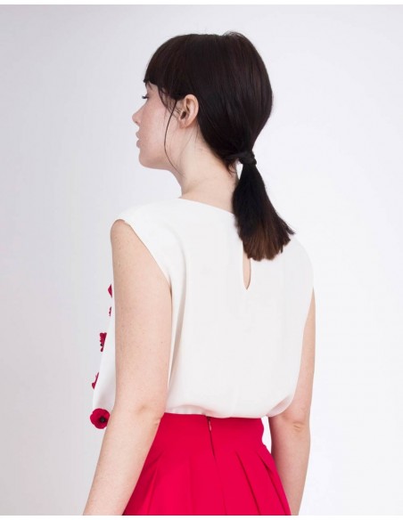 detalle de la espalda del Top de fiesta con detalle de pedrería blanco INVITADISIMA