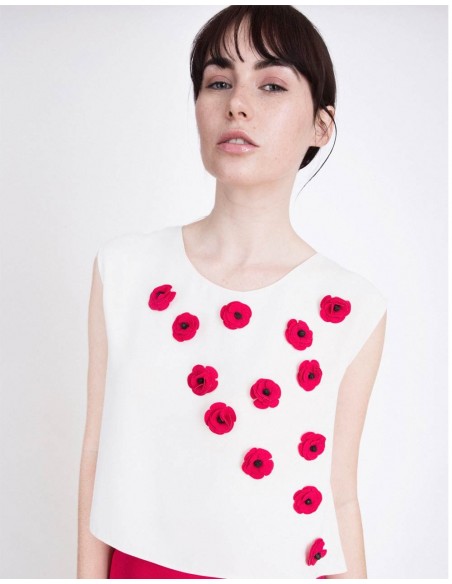 Top de fiesta blanco con pedrería en forma de flores
