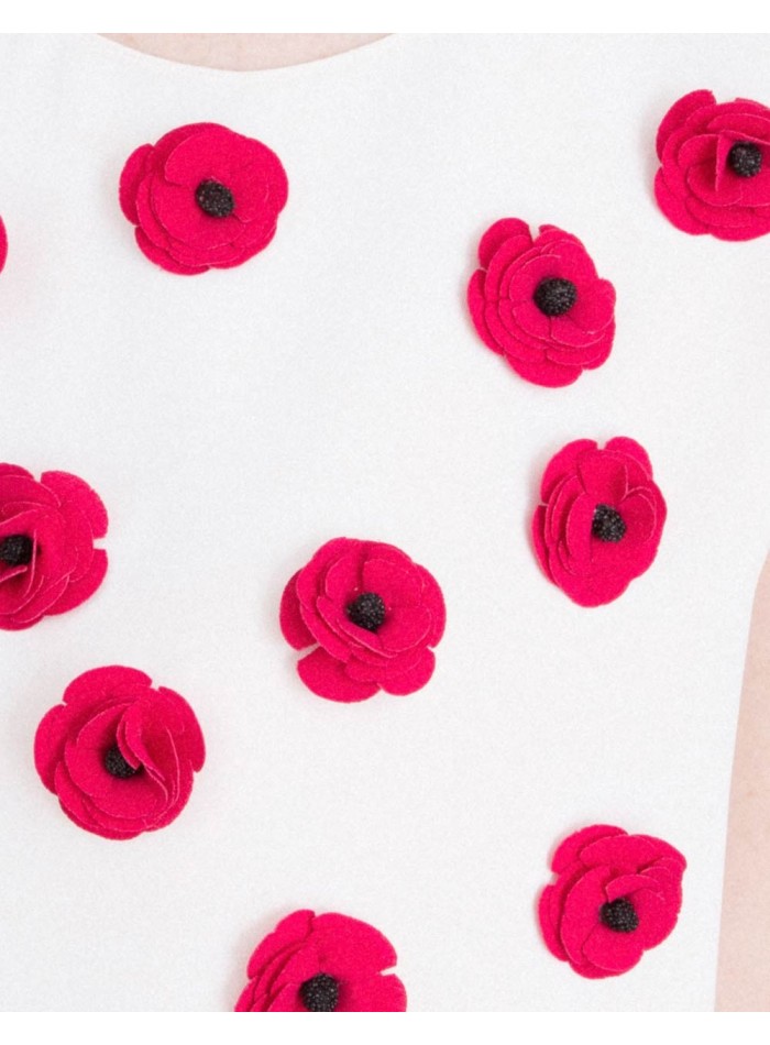 detalle de las flores en 3D Top de fiesta con detalle de pedrería blanco