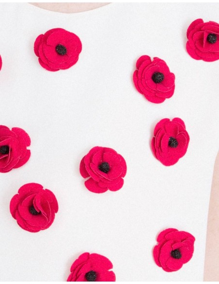 detalle de las flores en 3D Top de fiesta con detalle de pedrería blanco