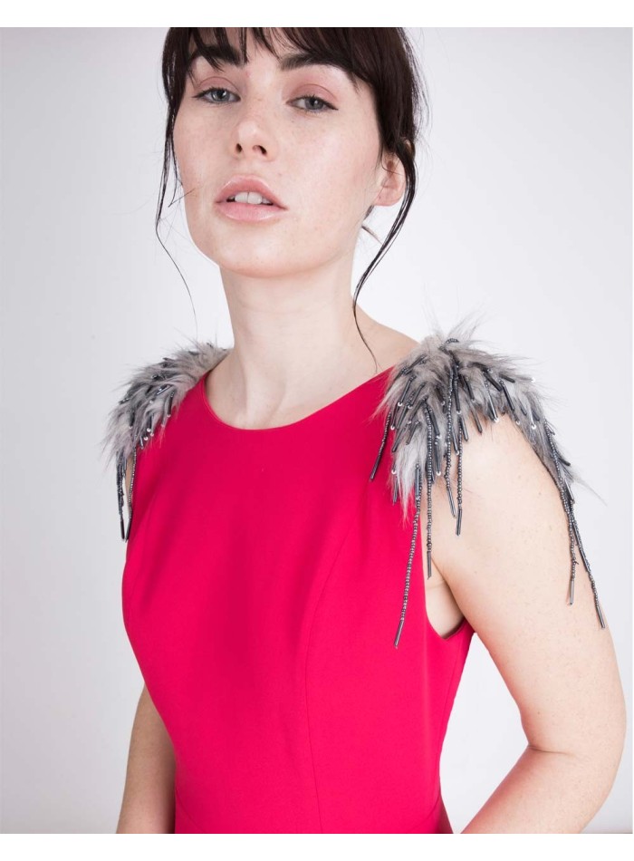 vestido de fiesta crepe con abertura lateral y hombreras de fantasía de Lauren Lynn London INVITADISIMA