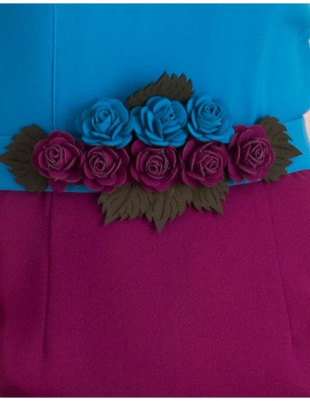 Detalle del cinturón de flores del Vestido de cóctel color block de Lauren Lynn London  - INVITADISIMA