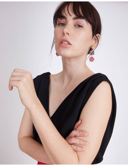 Top de fiesta con escote en V de color negro de Lauren Lynn London.