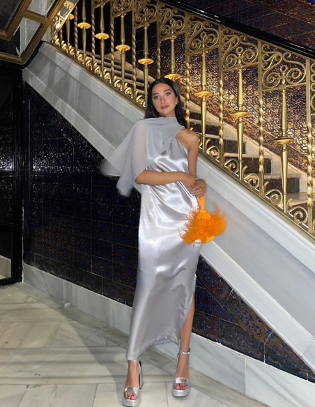 Robe de soirée midi en satin argenté avec encolure asymétrique - Cristina Calvo