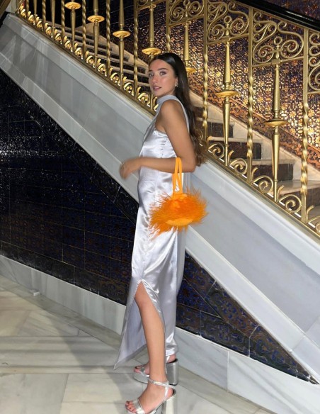 Robe de soirée midi en satin argenté avec encolure asymétrique - Cristina Calvo