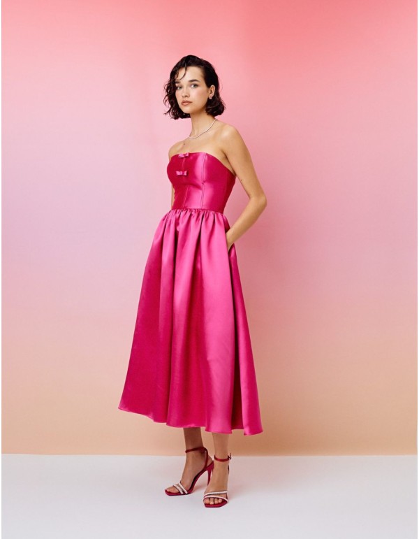 Robe de soirée midi avec encolure bandeau et jupe à volants