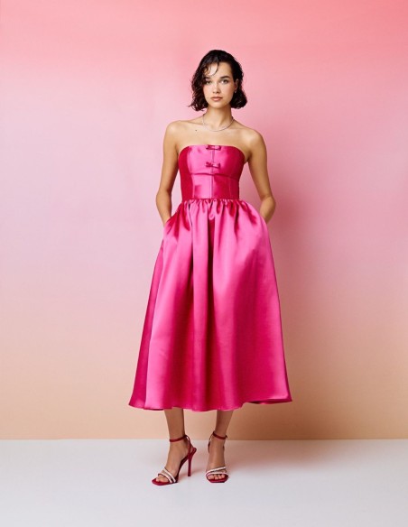 Vestido midi de fiesta con escote bandeau y falda de vuelo