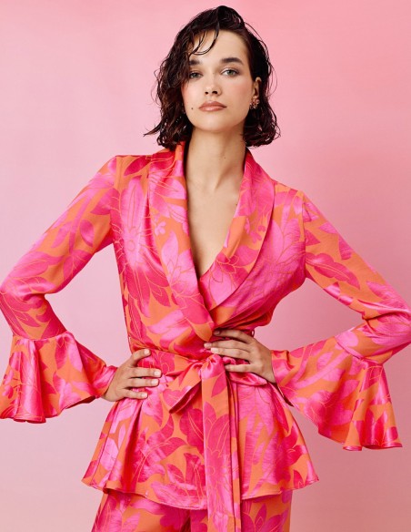 Blusa estilo blazer estampada con mangas acampanadas