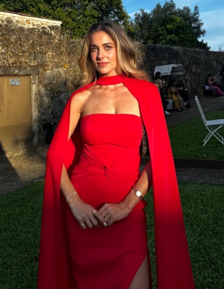 Vestido largo de fiesta con fruncido y capa para invitadas