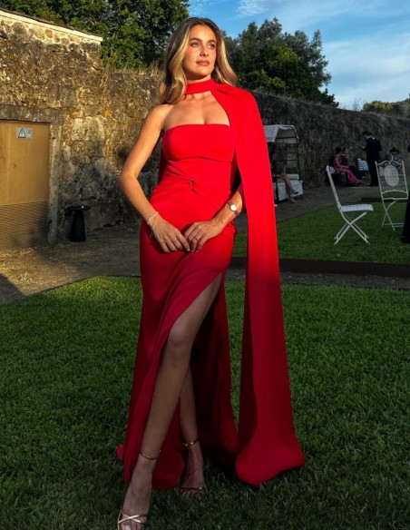 Vestido largo de fiesta con fruncido y capa para invitadas