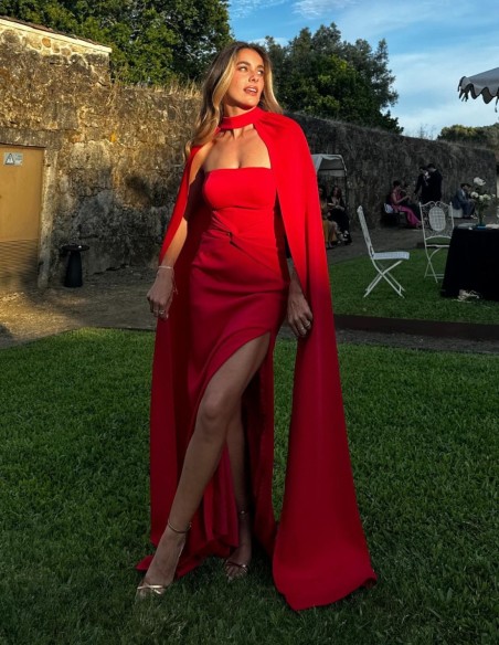 Vestido largo de fiesta con fruncido y capa para invitadas