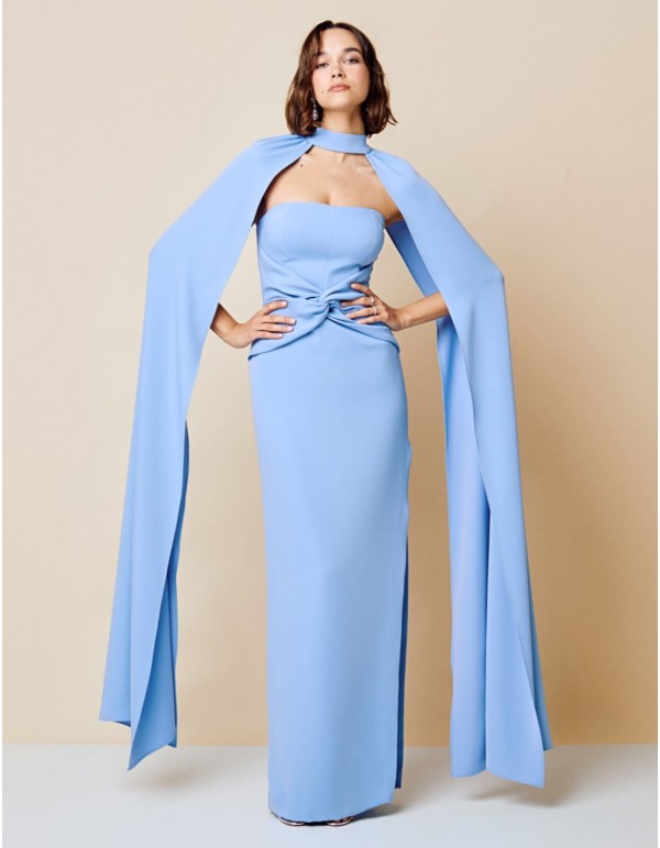 Vestido largo de fiesta con fruncido y capa para invitadas