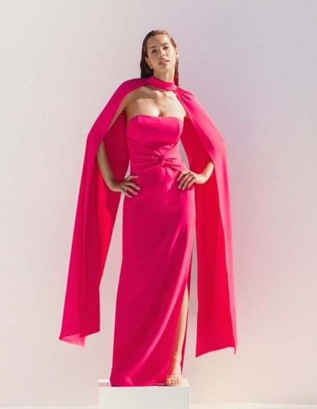 Robe longue de mariage avec ruchés et cape pour les invitées