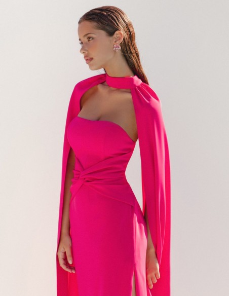 Vestido largo de fiesta con fruncido y capa para invitadas