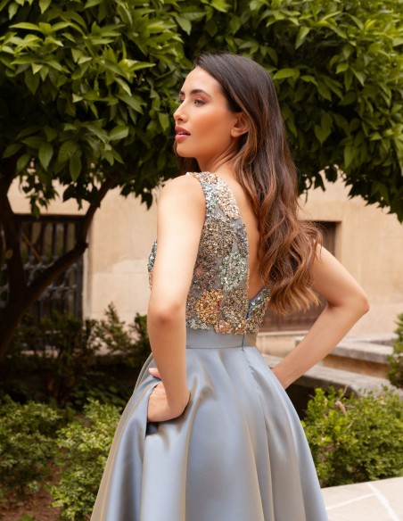 Vestido de fiesta con cuerpo de lentejuelas y falda evasé