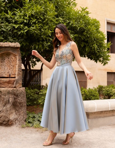 Vestido de fiesta con cuerpo de lentejuelas y falda evasé