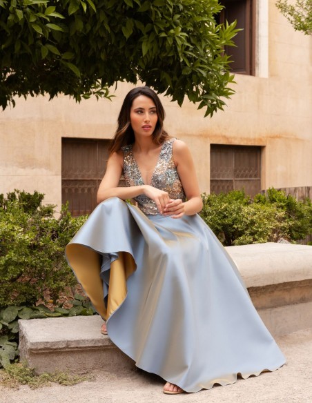 Vestido de fiesta con cuerpo de lentejuelas y falda evasé