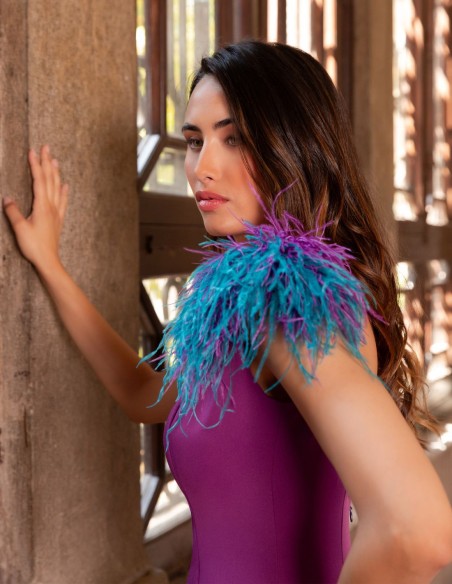 Vestido largo de fiesta sirena con hombros de plumas