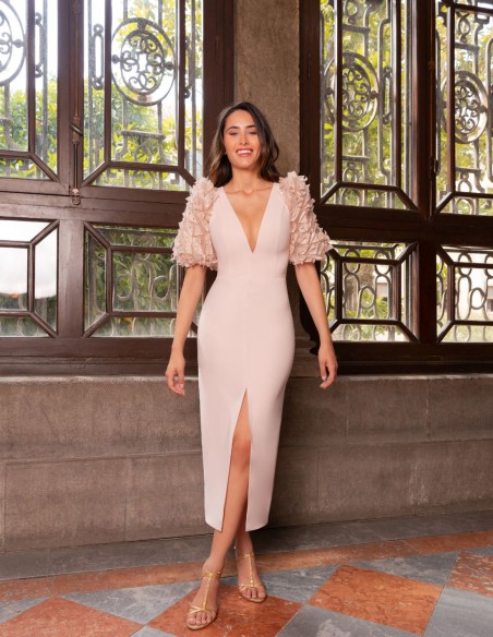 Vestido de fiesta midi rosa palo con mangas cortas abullonadas