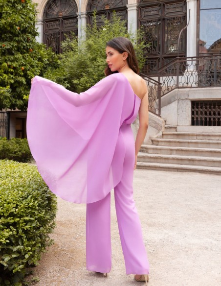 Combinaison longue mauve avec encolure asymétrique et cape